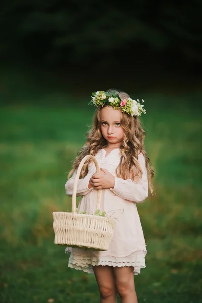 Маленькая девочка в лесу — стоковое фото