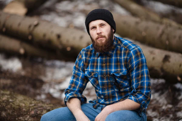 Jeune homme dans la forêt — Photo