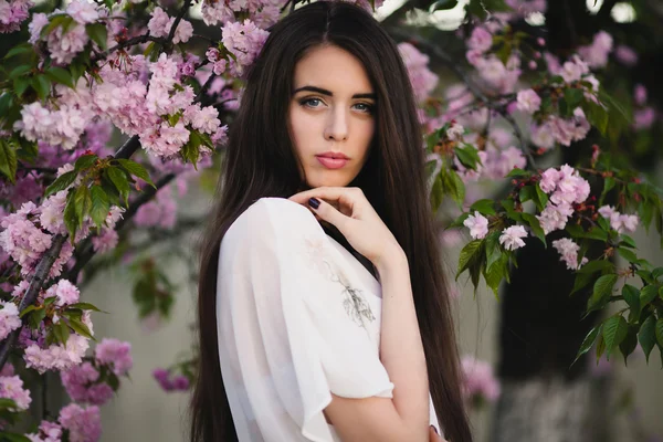 Jovem mulher em cerejas orientais — Fotografia de Stock