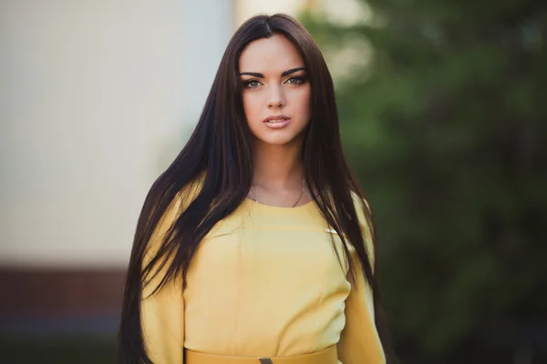 Mujer joven en vestido amarillo —  Fotos de Stock