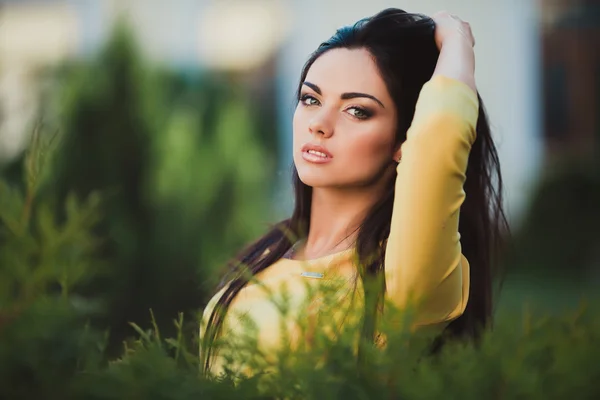 Mujer joven en vestido amarillo — Foto de Stock