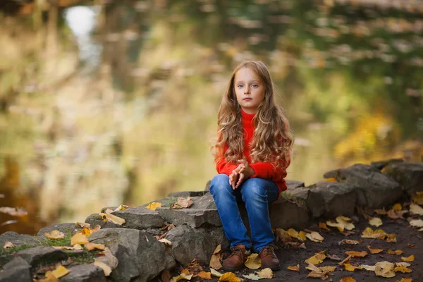 Little girl in autumn park — Stock Photo, Image