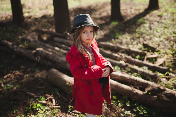Девушка в лесу с камерой — стоковое фото