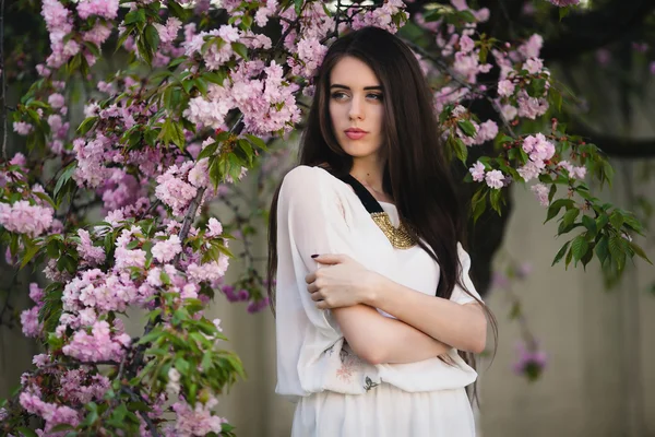 Jovem mulher em cerejas orientais — Fotografia de Stock