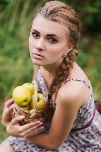 Молодая женщина с яблоками — стоковое фото