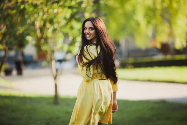 Junge Frau in gelbem Kleid — Stockfoto