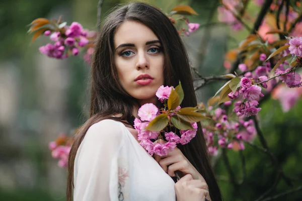 Jovem mulher em cerejas orientais — Fotografia de Stock