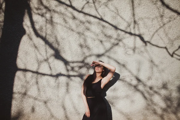 Ung kvinna i svart klänning — Stockfoto