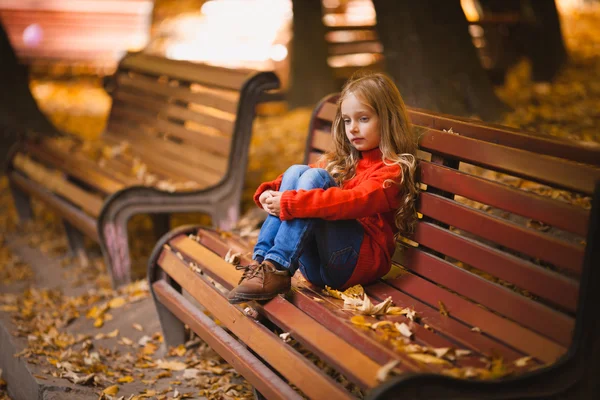 Bambina nel parco autunnale — Foto Stock