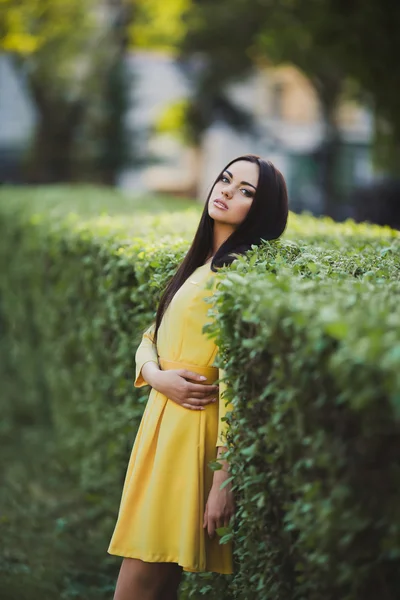 Jovem mulher em vestido amarelo — Fotografia de Stock