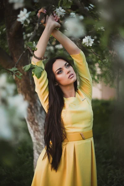 Jeune femme en robe jaune — Photo