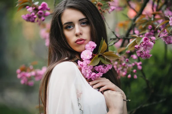 Jovem mulher em cerejas orientais — Fotografia de Stock