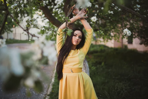 Mladá žena ve žlutých šatech — Stock fotografie
