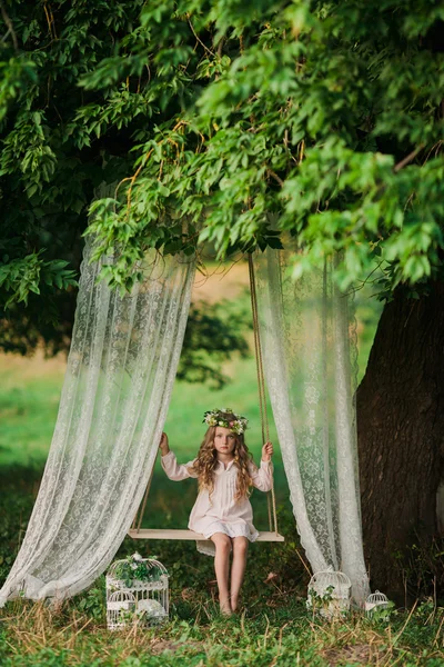 Menina balançando — Fotografia de Stock