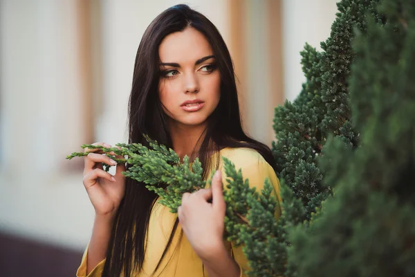 Jovem mulher em vestido amarelo — Fotografia de Stock