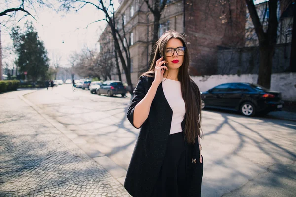 Ung kvinna med telefon — Stockfoto