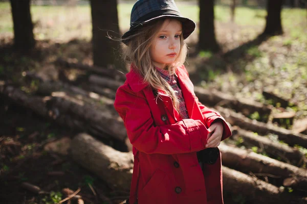 Menina na floresta com câmera — Fotografia de Stock