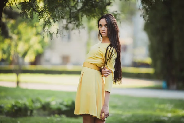 Jeune femme en robe jaune — Photo