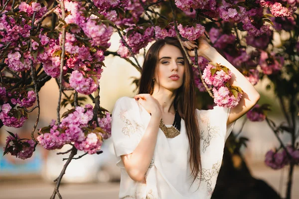 Mladá žena v orientální třešně — Stock fotografie