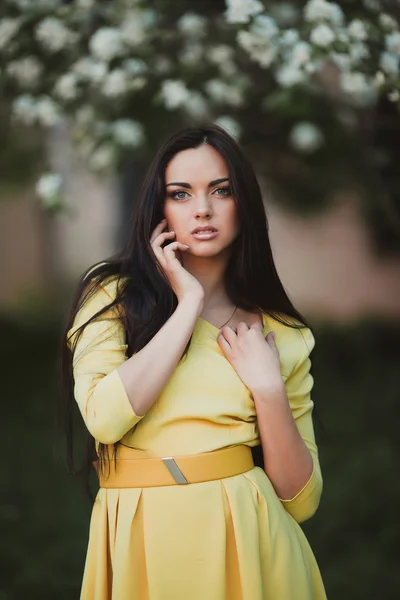 Jonge vrouw in gele jurk — Stockfoto
