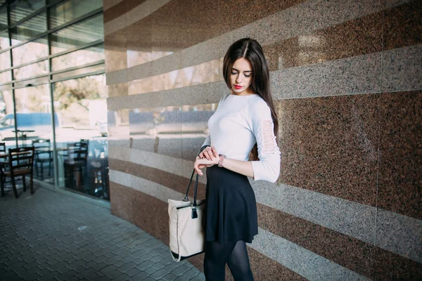 Mujer joven en la calle —  Fotos de Stock