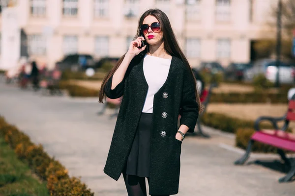 Jeune femme avec téléphone — Photo