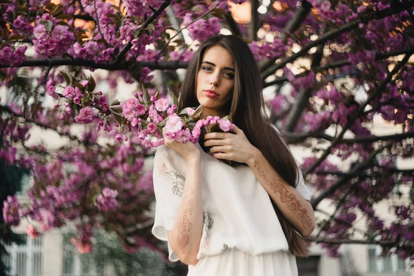 Молодая женщина в восточных вишнях — стоковое фото