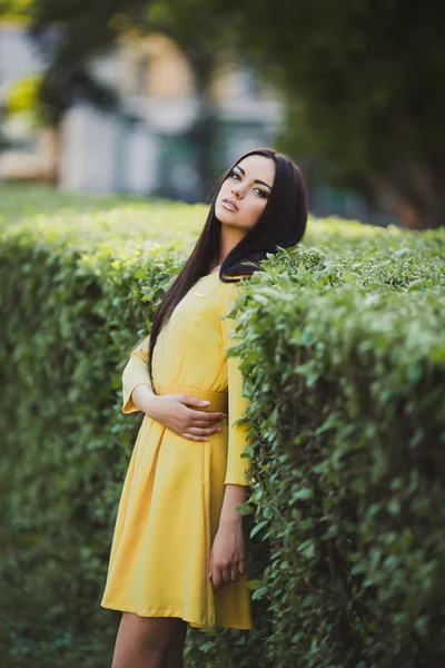 Giovane donna in abito giallo — Foto Stock