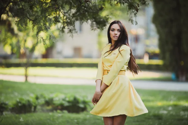 Jovem mulher em vestido amarelo — Fotografia de Stock