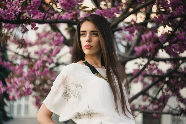 Jovem mulher em cerejas orientais — Fotografia de Stock