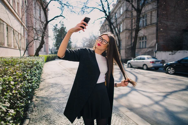 Jovem mulher tomando selfie — Fotografia de Stock