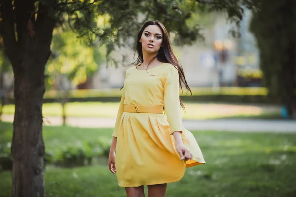 Jeune femme en robe jaune — Photo