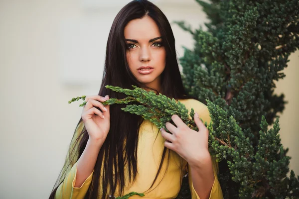 Jovem mulher em vestido amarelo — Fotografia de Stock