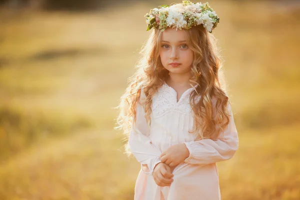 Kleines Mädchen im Wald — Stockfoto