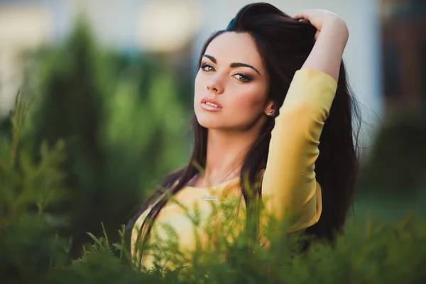 Mujer joven en vestido amarillo —  Fotos de Stock