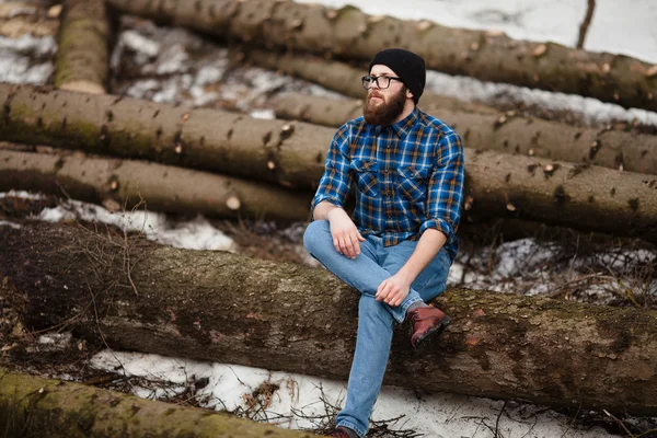 Ung man i skogen — Stockfoto