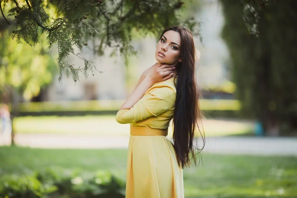 Junge Frau in gelbem Kleid — Stockfoto