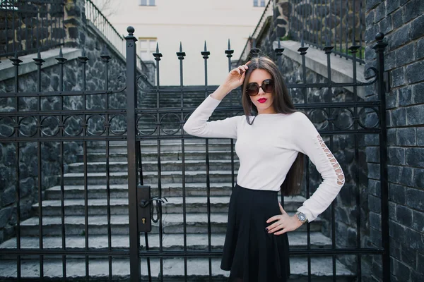 Jeune femme dans la rue — Photo