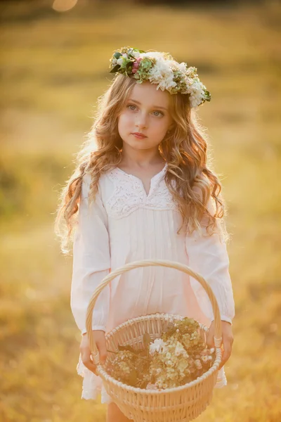 Menina na floresta — Fotografia de Stock