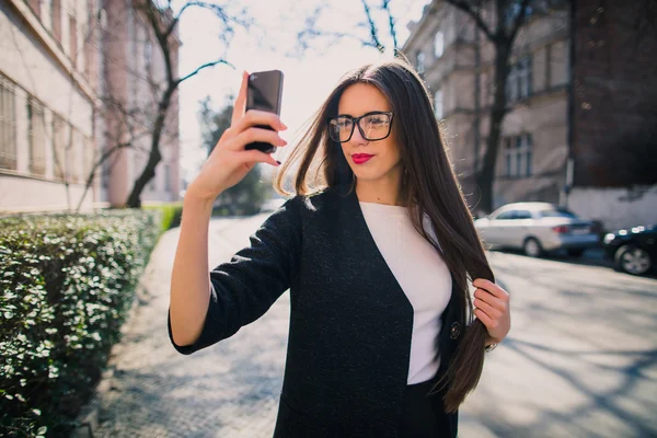 Jeune femme prenant selfie — Photo