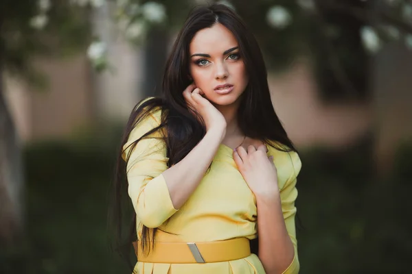 Junge Frau in gelbem Kleid — Stockfoto