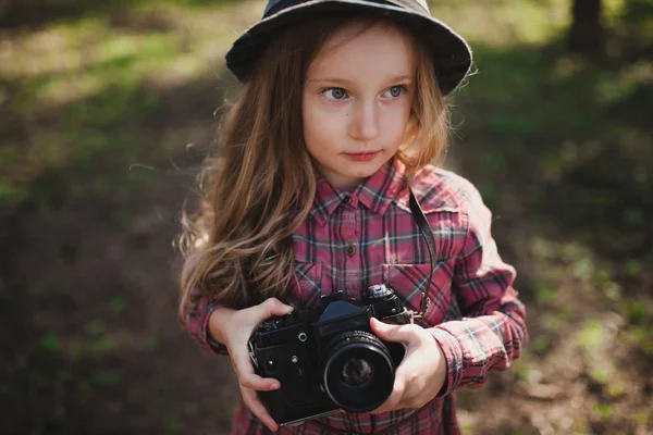 Girl in woods with camera — Stock Photo, Image