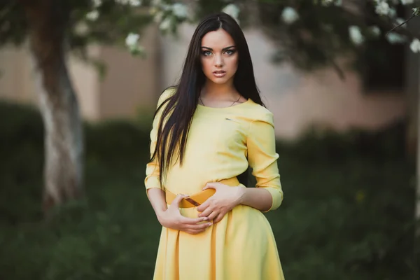 黄色のドレスの若い女性 — ストック写真