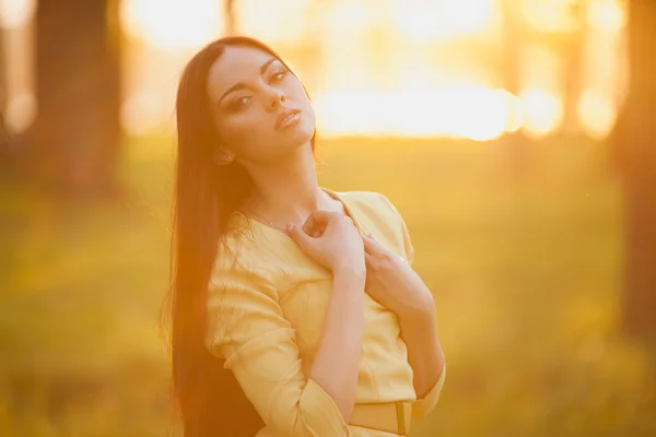 Mujer joven en la noche la luz del sol —  Fotos de Stock