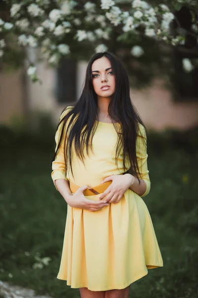 노란색 드레스를 입고 젊은 여자 — 스톡 사진