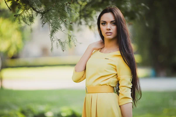 Jovem mulher em vestido amarelo — Fotografia de Stock