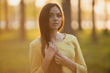 akşam güneş ışığı altında genç kadın