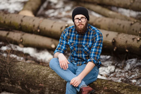 Fiatal férfi az erdőben — Stock Fotó