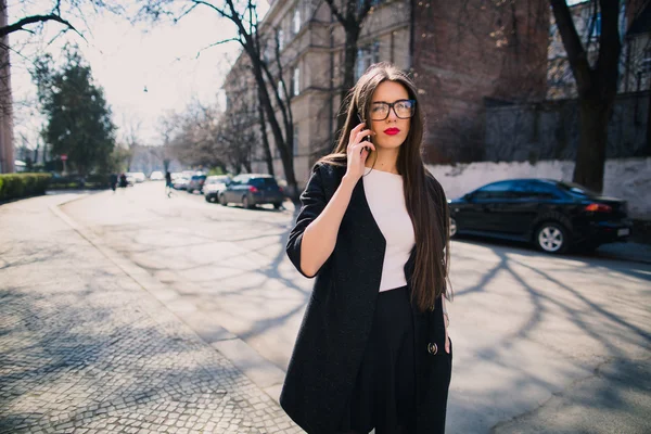 Mladá žena s telefonem — Stock fotografie