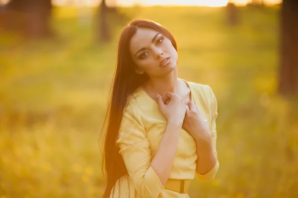 Jovem mulher à luz do sol da noite — Fotografia de Stock